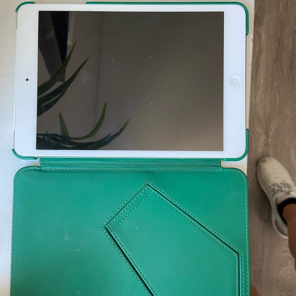 Apple iPad Mini 16GB WiFi + 4G, Verizon, White - Picture 3 of 9